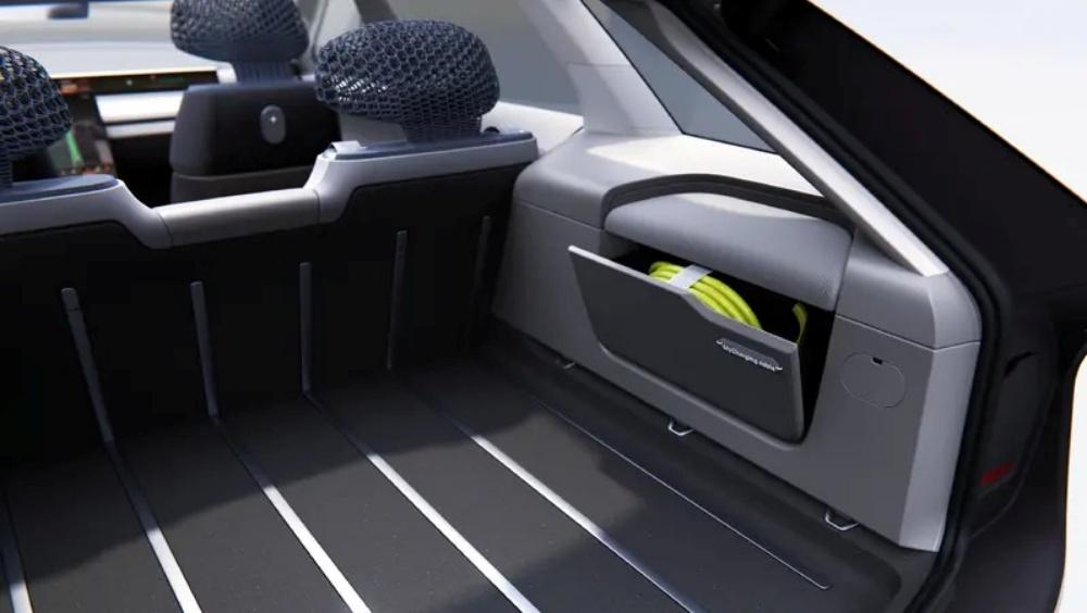車內置物空間充裕並具備多種收納。