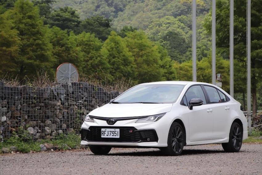 Toyota Corolla Altis 包含 Corolla Altis GR Sport 目前仍配置傳統手煞車拉桿。