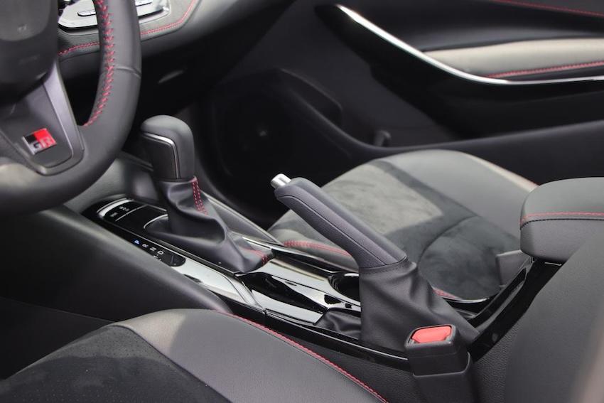 Corolla Altis 從 2019 年在台灣上市至今，仍配置傳統手煞車拉桿，即使是去年推出 Corolla Altis GR Sport 也是相同配置。