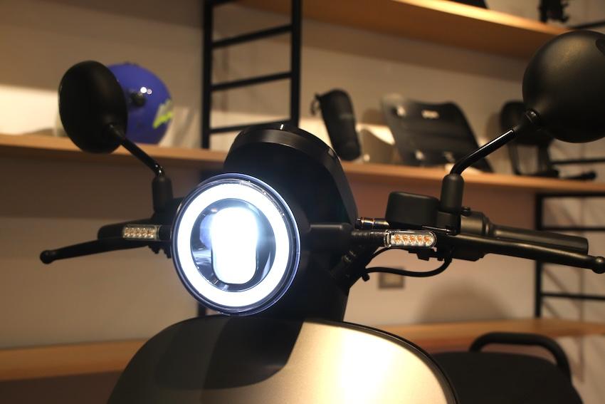 前後燈具皆為 LED。