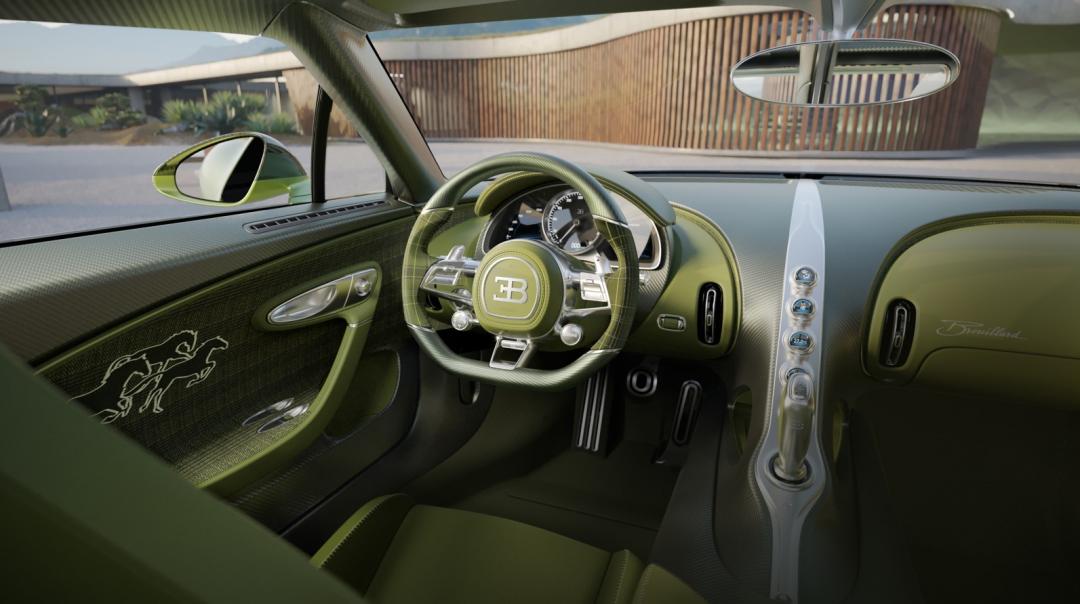 綠色內裝與馬匹主題相呼應，車門板也有駿馬刺繡圖案點綴。