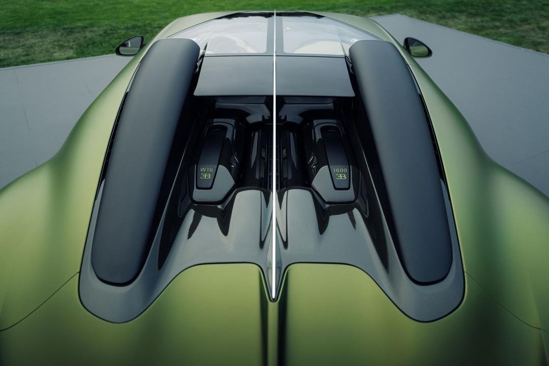 搭載招牌8.0升W16四渦輪引擎，具備1,600匹馬力輸出。