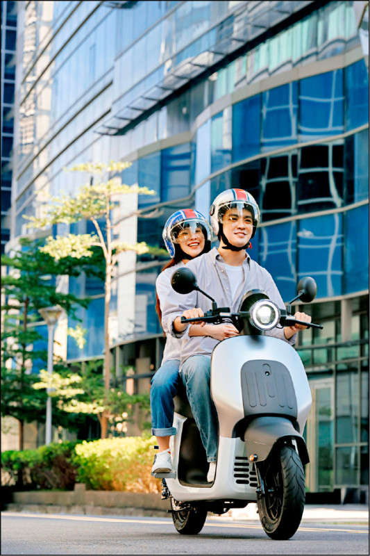 Gogoro EZZY 500定位為白牌入門電動機車,適合通勤、購物採買使用。提供鈦紅、白銀、曜藍三種車色選擇,圖為白銀色。