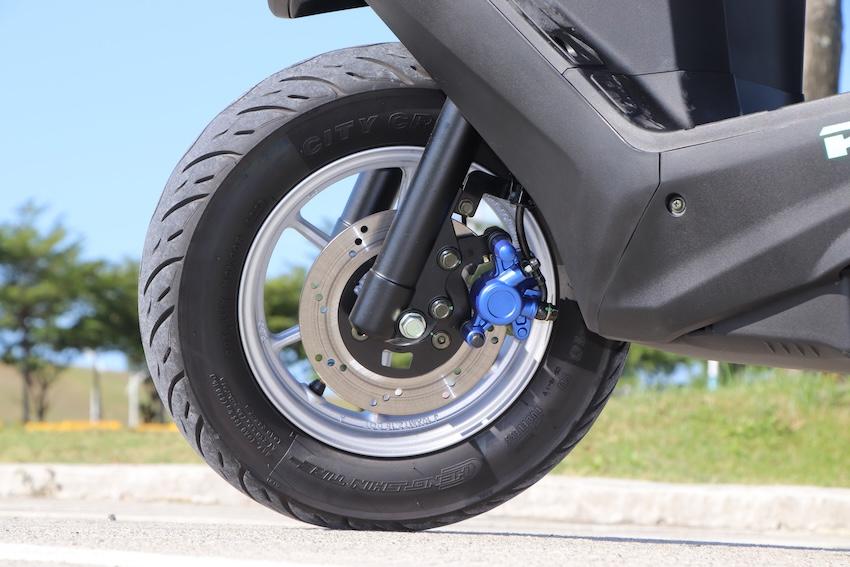採前碟後鼓,搭配 CBS3.0 連動煞車。