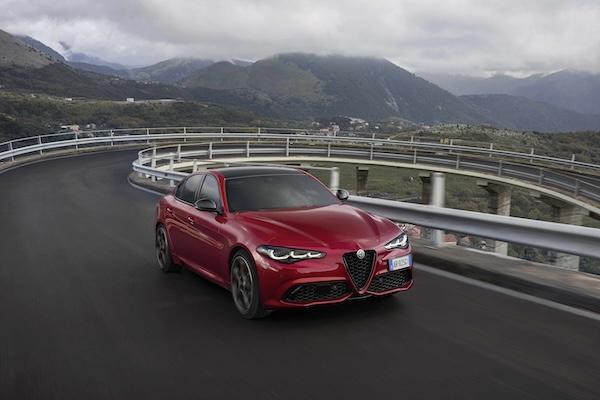 睽違 18 年重返台灣市場!愛快羅密歐 Alfa Romeo 轎跑/運動休旅雙車系一同發表 睽違 18 年重返台灣市場!愛快羅密歐 Alfa Romeo 轎跑/運動休旅雙車系一同發表