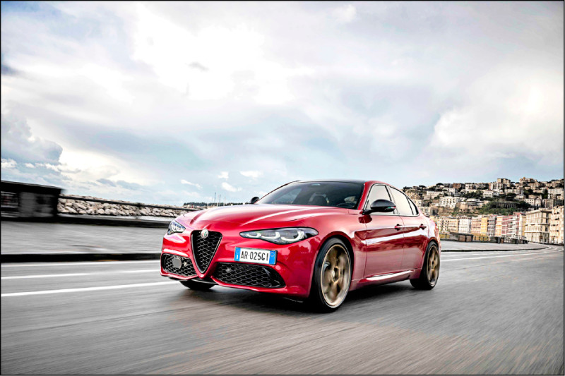 Alfa Romeo Giulia為純正房車跑格的轎跑車。圖為Intensa車型。