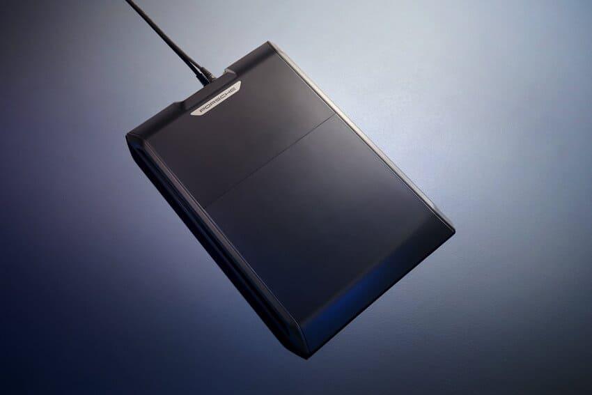 保時捷地面充電板適用於戶外,所有帶電組件皆具備防雨、防雪設計,即使遭車輛輾壓也不會造成明顯損壞。