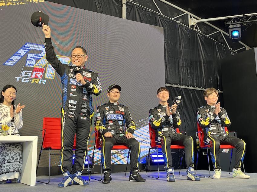 Toyota 會長豐田章男(左站立者)將二度訪台,為 Toyota GAZOO Racing Corolla Cup 2025 統規賽站台。(攝影:記者陳英傑)