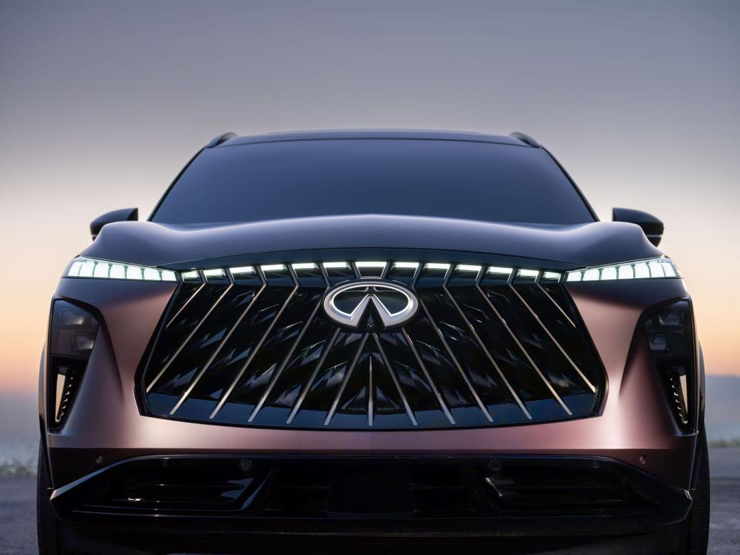 交錯格柵水箱護罩和琴鍵式LED燈組，是Infiniti新世代招牌特徵。