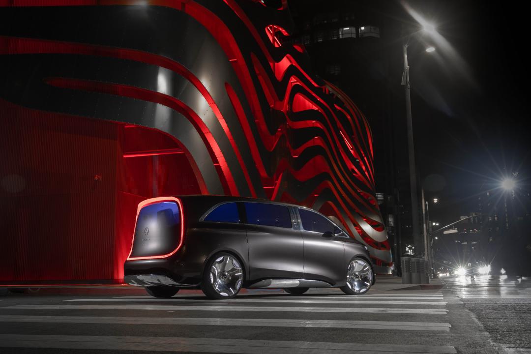 車尾亮點在於採用超過450個立體光條打造的環狀尾燈組，科幻感十足。