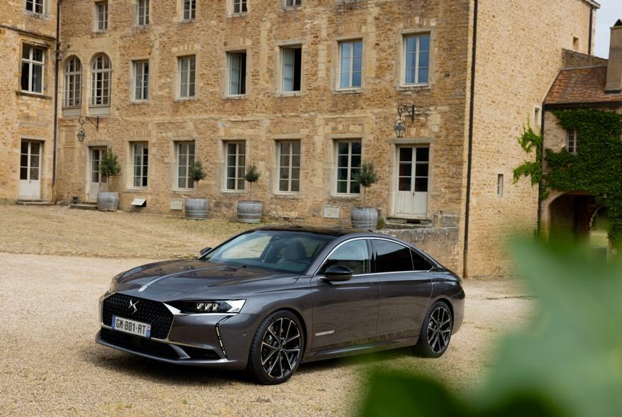 DS9是Citroën的豪華品牌轎車，競爭對手是Mercedes-Benz E-Class、BMW 5系列等德國豪華車款。