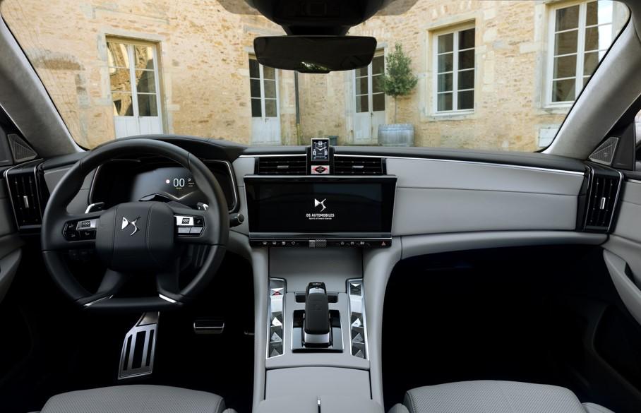 座艙以Nappa真皮材質結合菱形設計元素，展現法式美學。