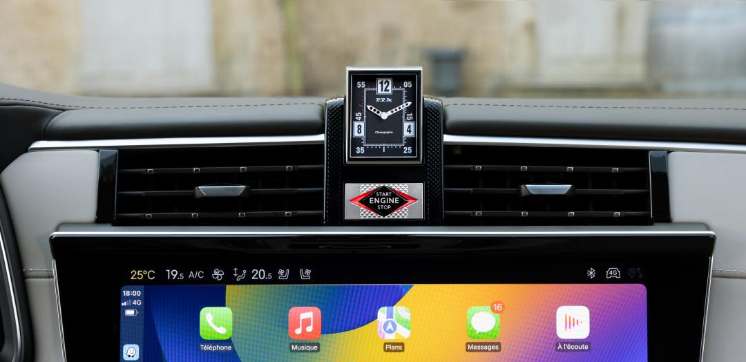 按下引擎啟動鈕，B.R.M時鐘就會自動翻轉顯示，給予車主奢華儀式感。