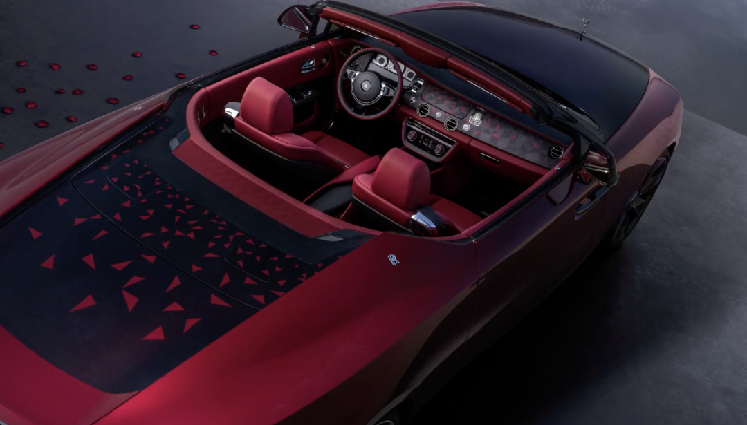 由1,603片黑槭木拼貼而成的內裝，是高度客製化的最佳成果。