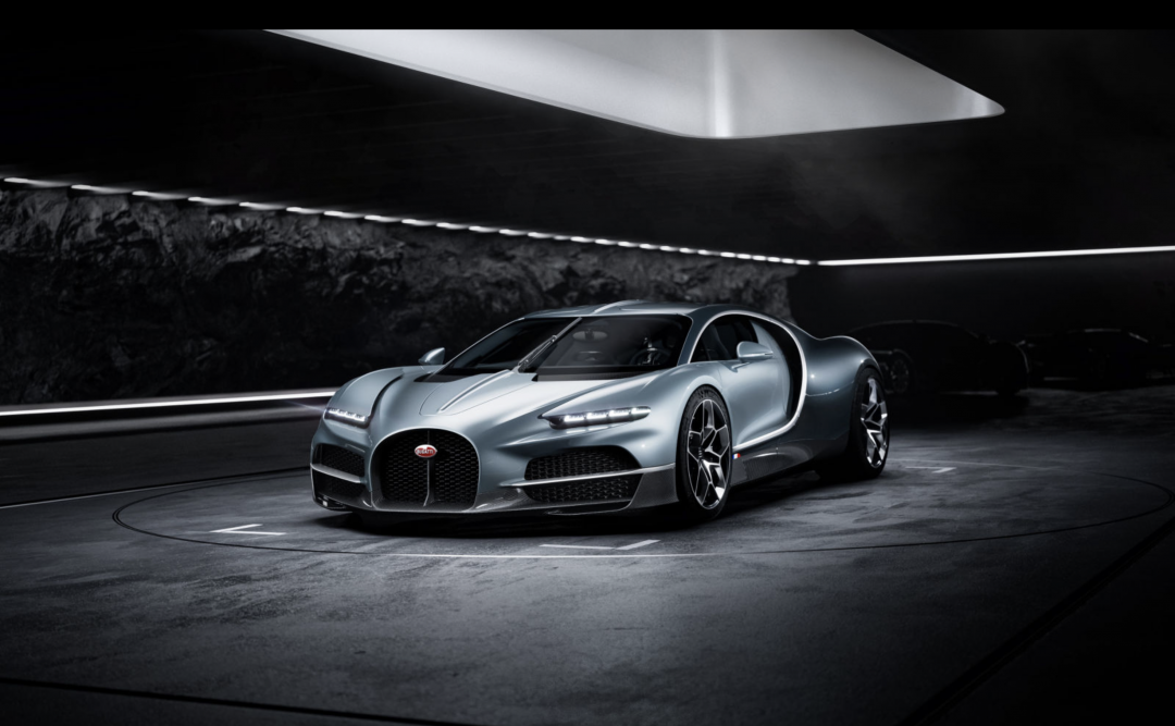 Bugatti Tourbillon延續品牌經典特色，以張力十足的馬蹄形水箱護罩展現法式超跑的震撼美學。