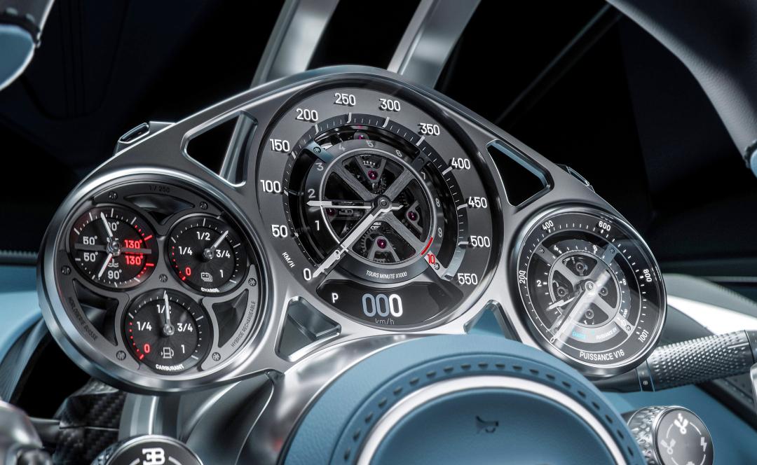 儀表板由600多個精密零件組成，並以手工組裝。