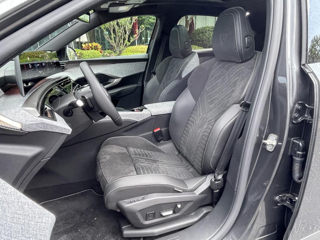 採複合材質包覆的雙前座跑車座椅,具備14向電動調整、加熱與按摩功能。