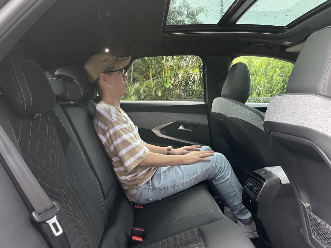 受惠於車格放大,能提供更寬敞的後排空間,坐入身高175公分的成人也不顯擁擠,全景式玻璃天窗也帶來明亮感受。