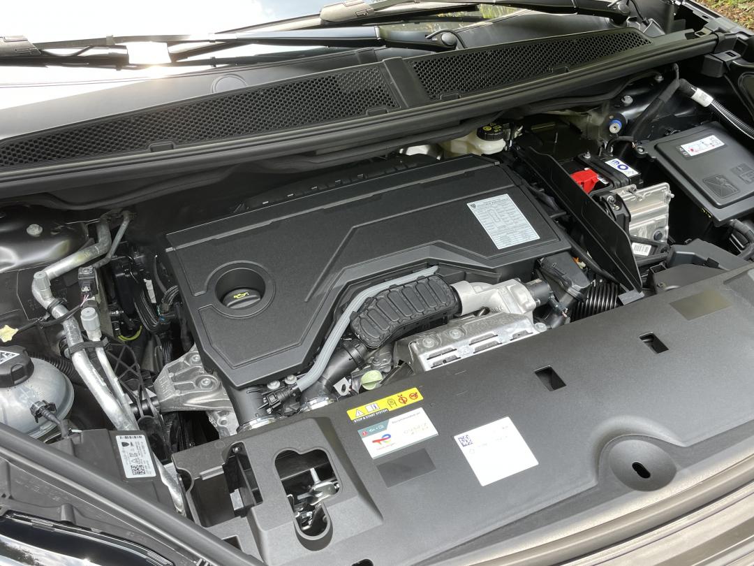 搭載以1.2升渦輪汽油引擎為主的P2 Hybrid油電系統,雖為48V輕油電設定,仍可短程純電行駛。