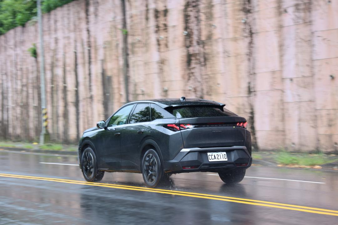 紮實底盤搭配充沛輸出,讓大改款3008 Hybrid擁有俐落靈巧的駕馭感受。