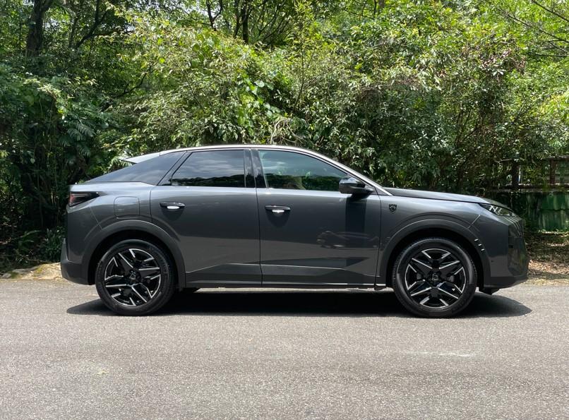 大改款3008 Hybrid整體車格較前代有所放大,具有更好的空間表現。