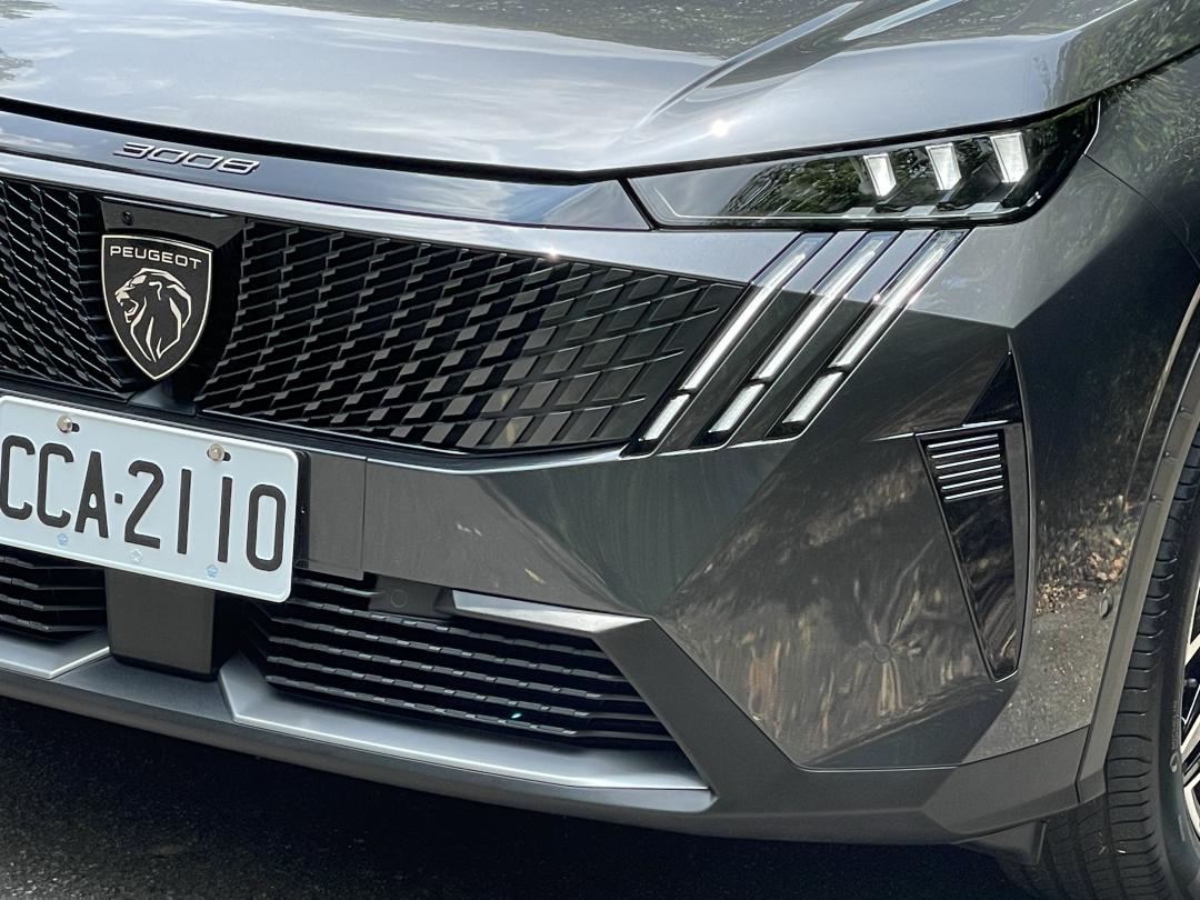 透過新世代設計語彙元素打造嶄新面容,試駕車型升級搭載具備光型變化的Pixel LED頭燈組。