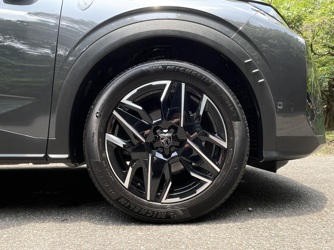 全車系標配19吋鋁圈,並以幾何造型強化跑格氣息。