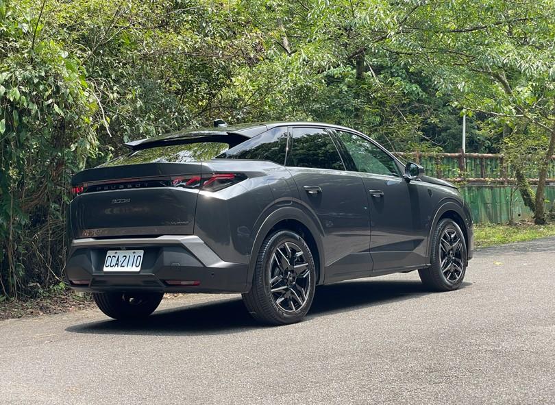 車尾採用Fastback斜背式設計,三爪式LED尾燈也具有辨識度。