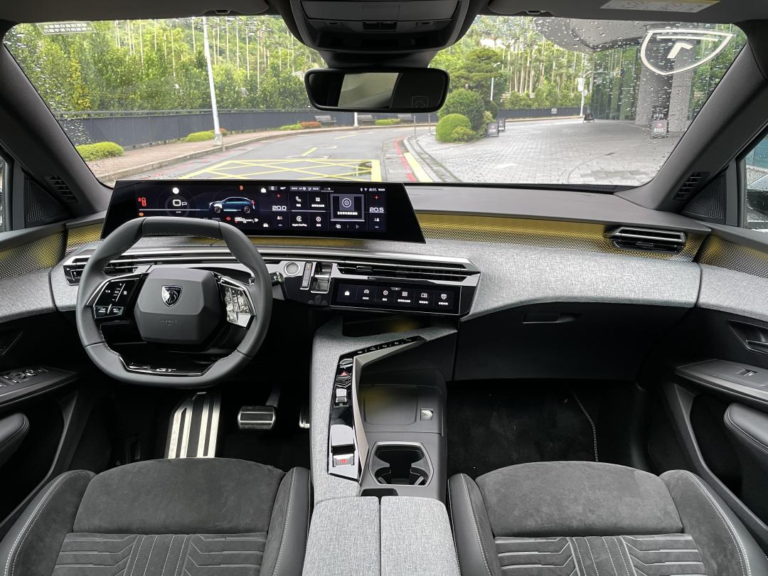 最新i-Cockpit數位化座艙採用21吋一體式曲面螢幕配置,整體設計極具前衛科技感。