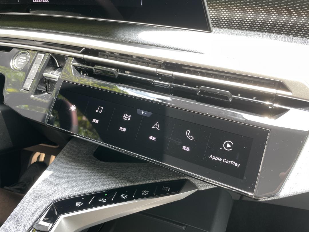 可自選快捷功能的i-Toggles虛擬按鍵觸控面板也是內裝科技亮點。