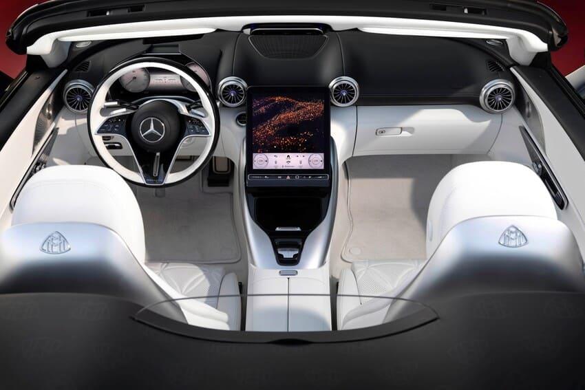 以水晶白真皮營造精緻座艙風格，並以邁巴赫標誌強調豪奢身分。