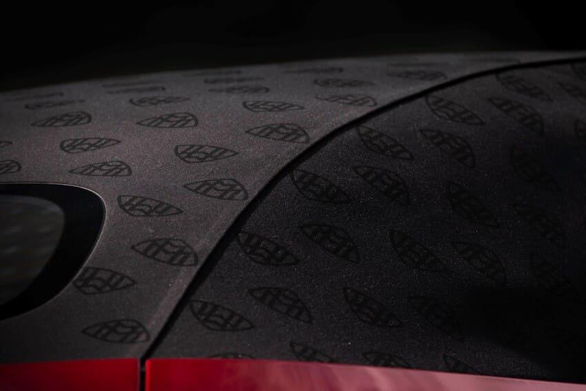 黑色軟式頂篷也具有邁巴赫標誌裝飾，並具備隔音隔熱功能。