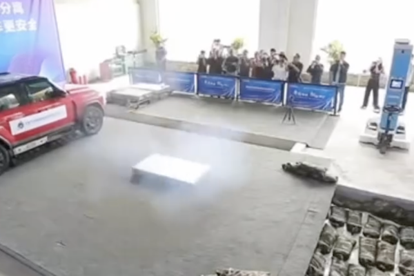 中國車腦洞大開!電動車讓電池彈射噴飛  網虧:隔壁車倒大楣 中國車腦洞大開!電動車讓電池彈射噴飛  網虧:隔壁車倒大楣