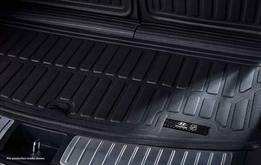 在車門檻、防水地墊及後廂托盤上都可見到 NHL 標誌，彰顯特仕身分。