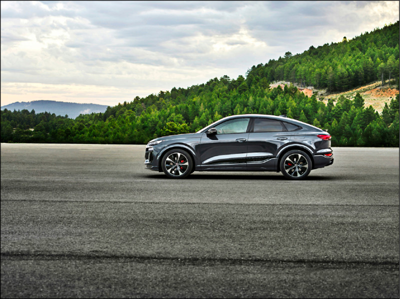 Q6 Sportback e-tron傾斜而下的車頂線條延伸到車尾，構成更優雅的視覺體驗，流線身形也營造出運動感。圖為Q6 Sportback e-tron quattro S line運動版。