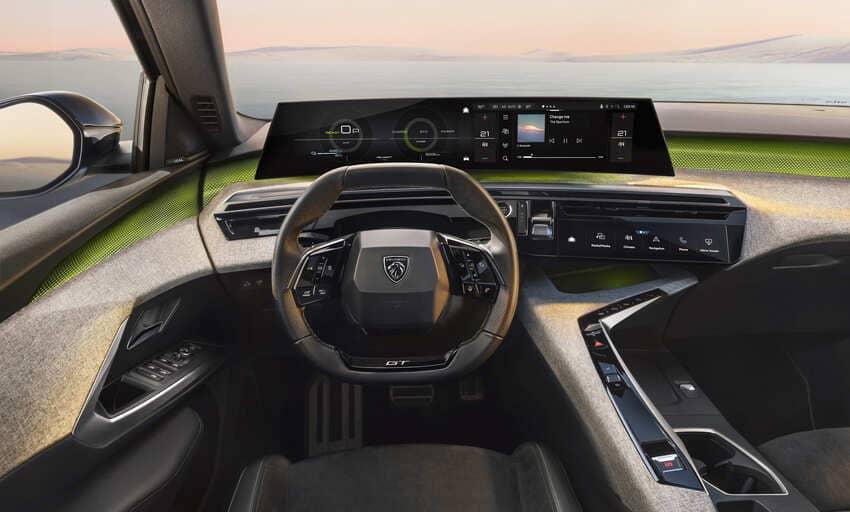 內裝採用 Panoramic i-Cockpit 設計，頂規車型更升級搭載 21 吋全景式曲面數位螢幕。