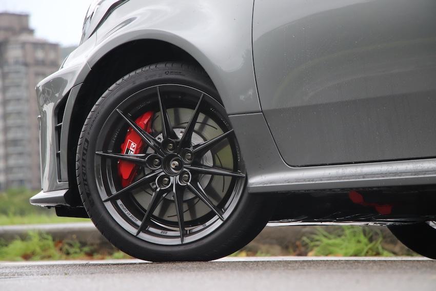 GR Yaris 自排版採 Michelin e.Primacy 輪胎配 18 吋 BBS 鍛造鋁圈。