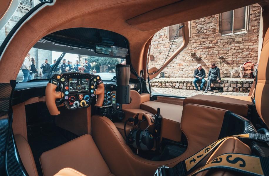 充滿過去賽車風格的鋪陳，搭配經典917引擎風扇葉片風格冷氣出風口。