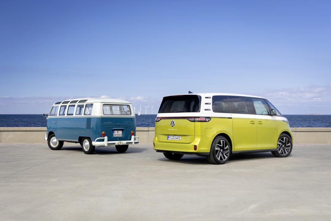 ID.Buzz（右）以經典造型搭配先進純電動力，深受車迷喜愛。