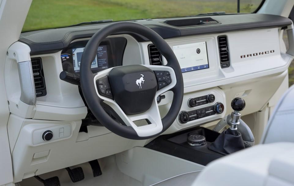 車內幾乎看不到現代化配備，藉由簡潔鋪陳呈現過往氛圍。