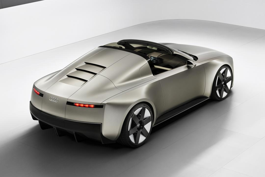 獨特的Targa敞篷設計為硬朗外型增添亮點。