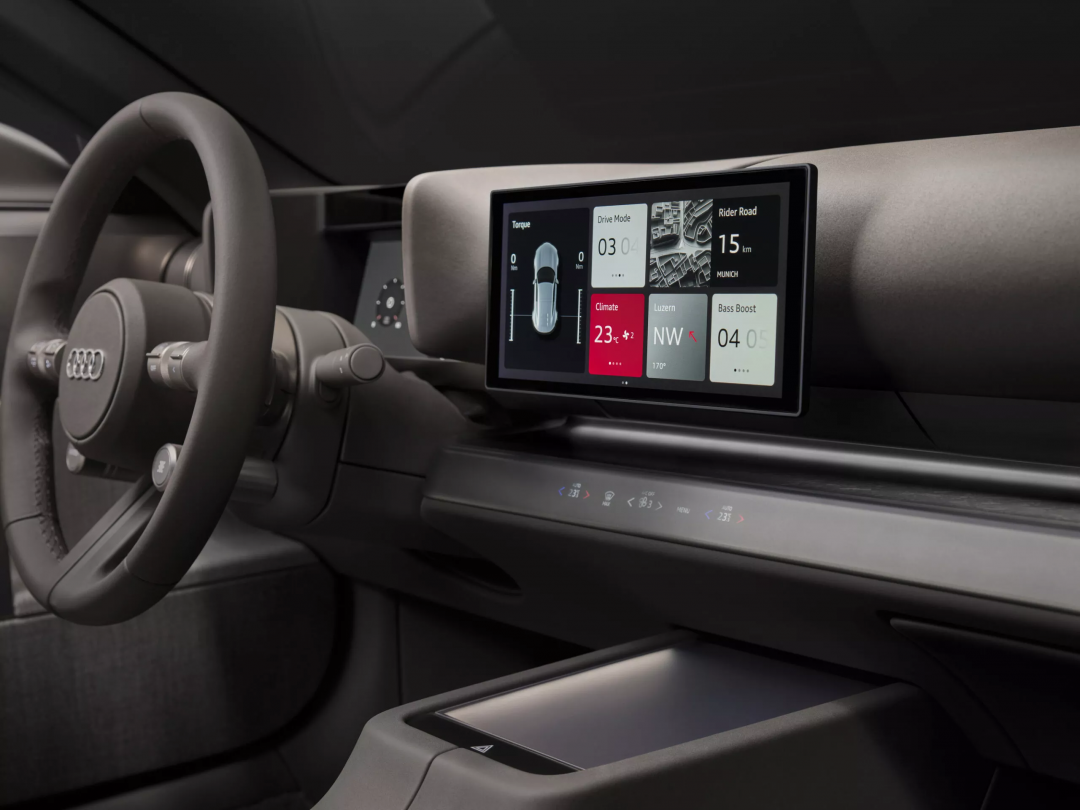 控台中央設有10.4吋觸控螢幕，不需要時可摺疊收起。