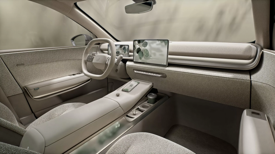 內裝風格簡約，並透過織布材質營造舒適感受。