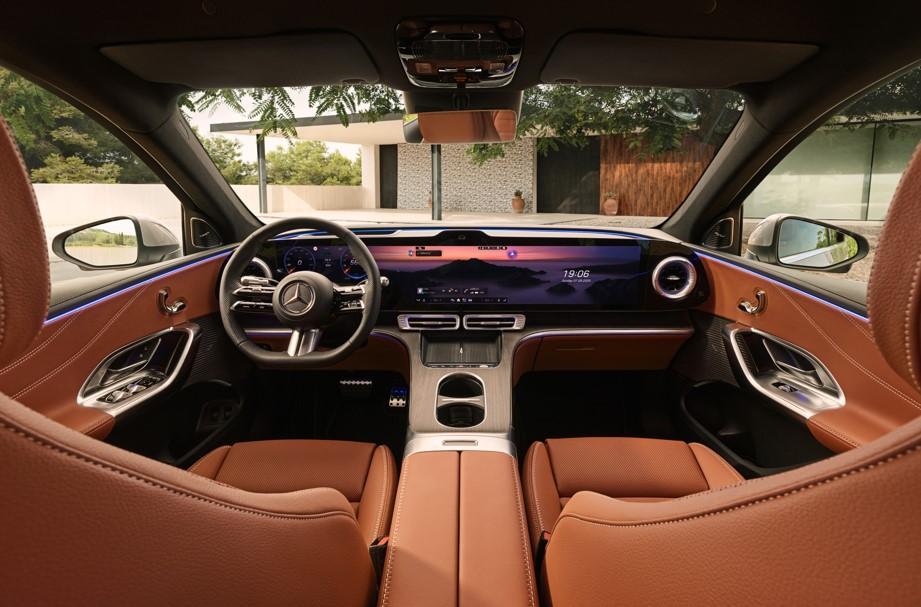 39吋MBUX HyperScreen螢幕是內裝焦點所在。