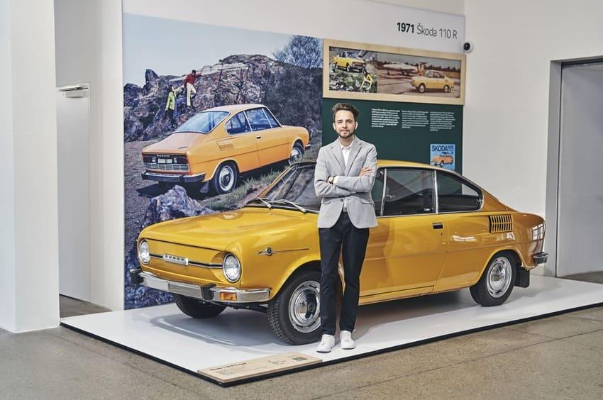 圖為設計師 Richard Svec 及 1971 年 110 R Coupe。