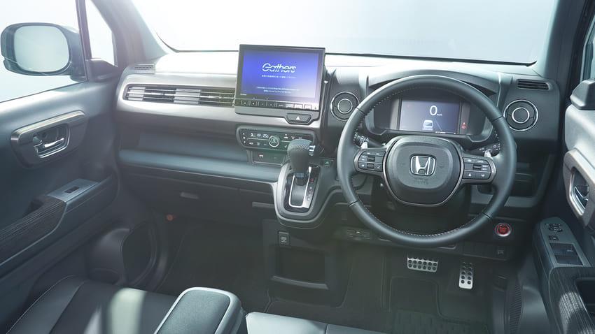 內裝有所升級，並根據不同套件呈現各具特色的座艙氛圍。上圖為 Active White Style，下圖為 Wild Premium Style。