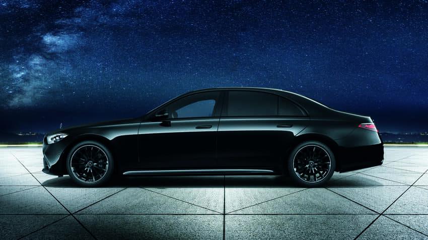 採用 AMG 夜色套件搭配 20 吋高光澤亮黑色輪圈，彰顯旗艦氣勢。