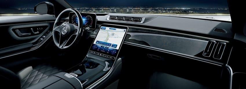 內裝採用黑色真皮鋪陳，搭配黑楊木飾板，營造更為豪華的座艙氛圍。