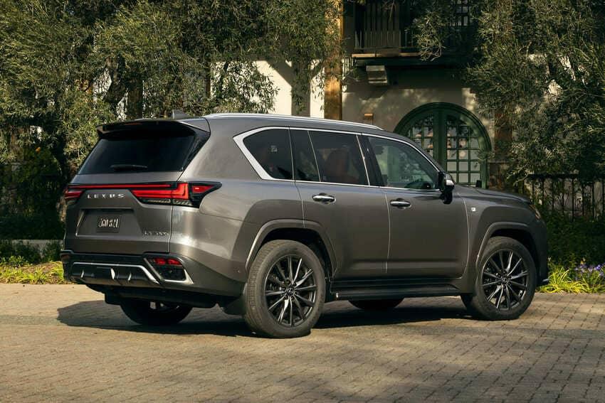 透過專屬配備加持，F Sport Handling 車型散發出更為強烈的動感氣勢。