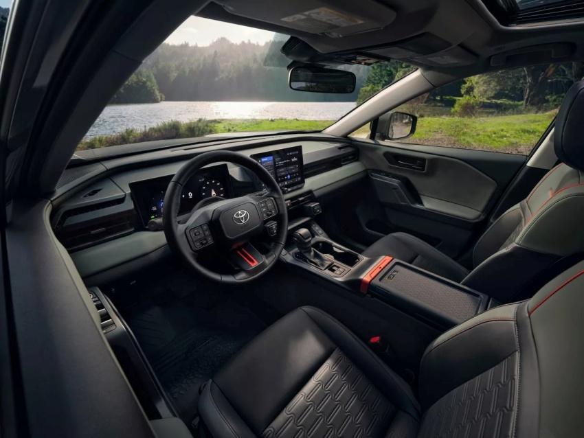 Toyota 新一代 Hilux 內裝預計比照大改款 RAV4 的鋪陳。